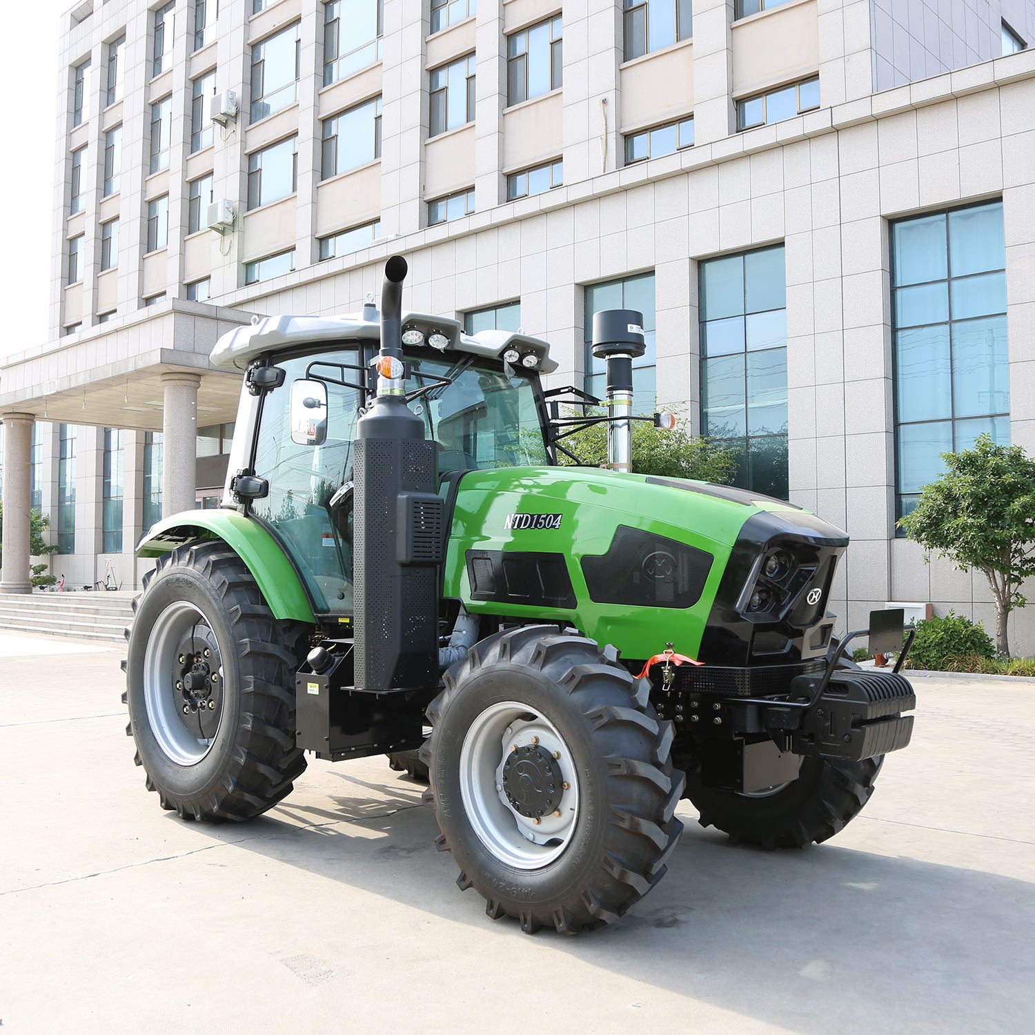 Huabo YTO 150HP 4x4 Farm Tractor with Air-Conditioned Cabin & Powerful Diesel Engine