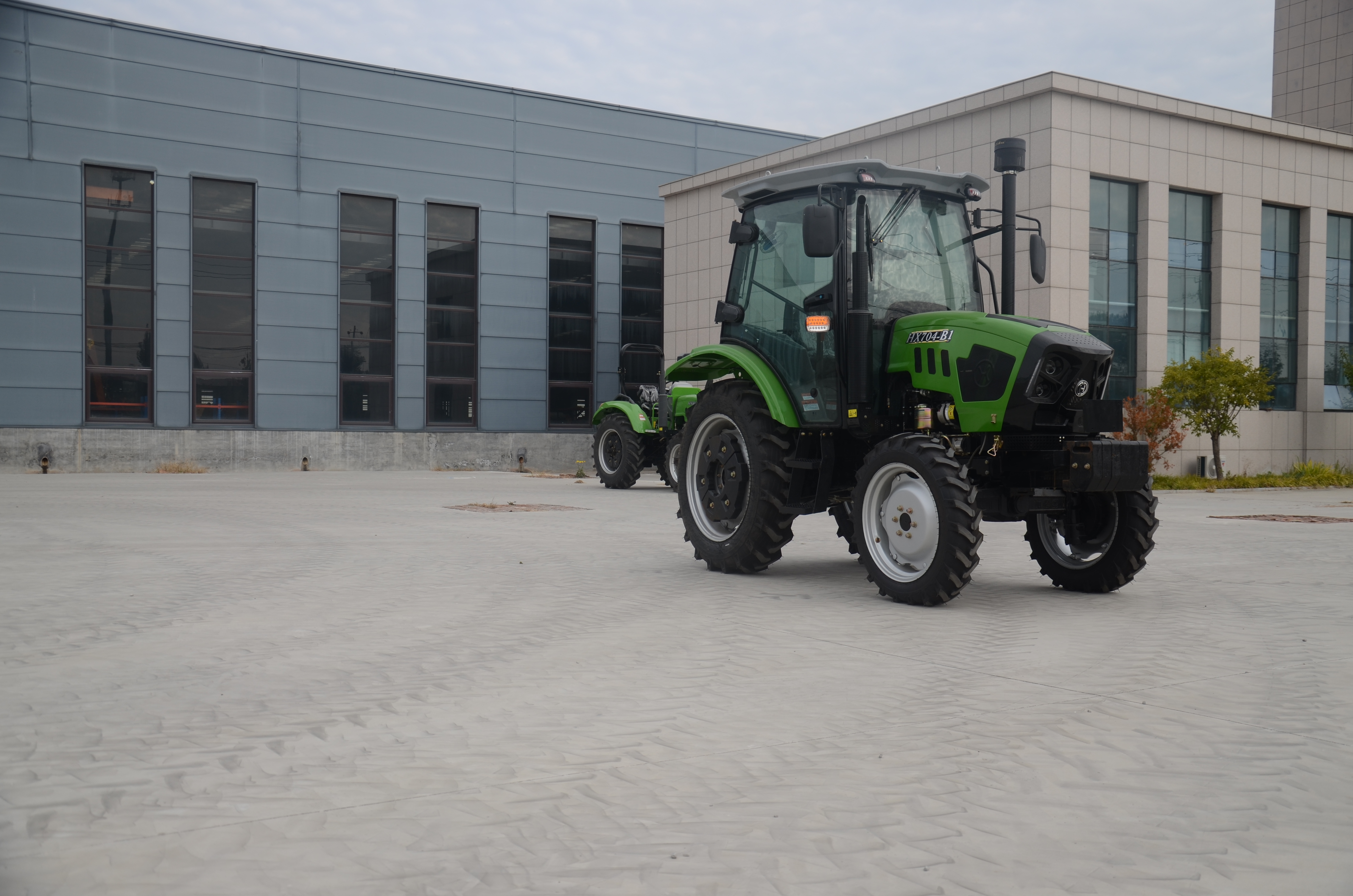 Huabo 70HP 4x4 Diesel Agricultural Tractor with AC Cabin for Farm Work