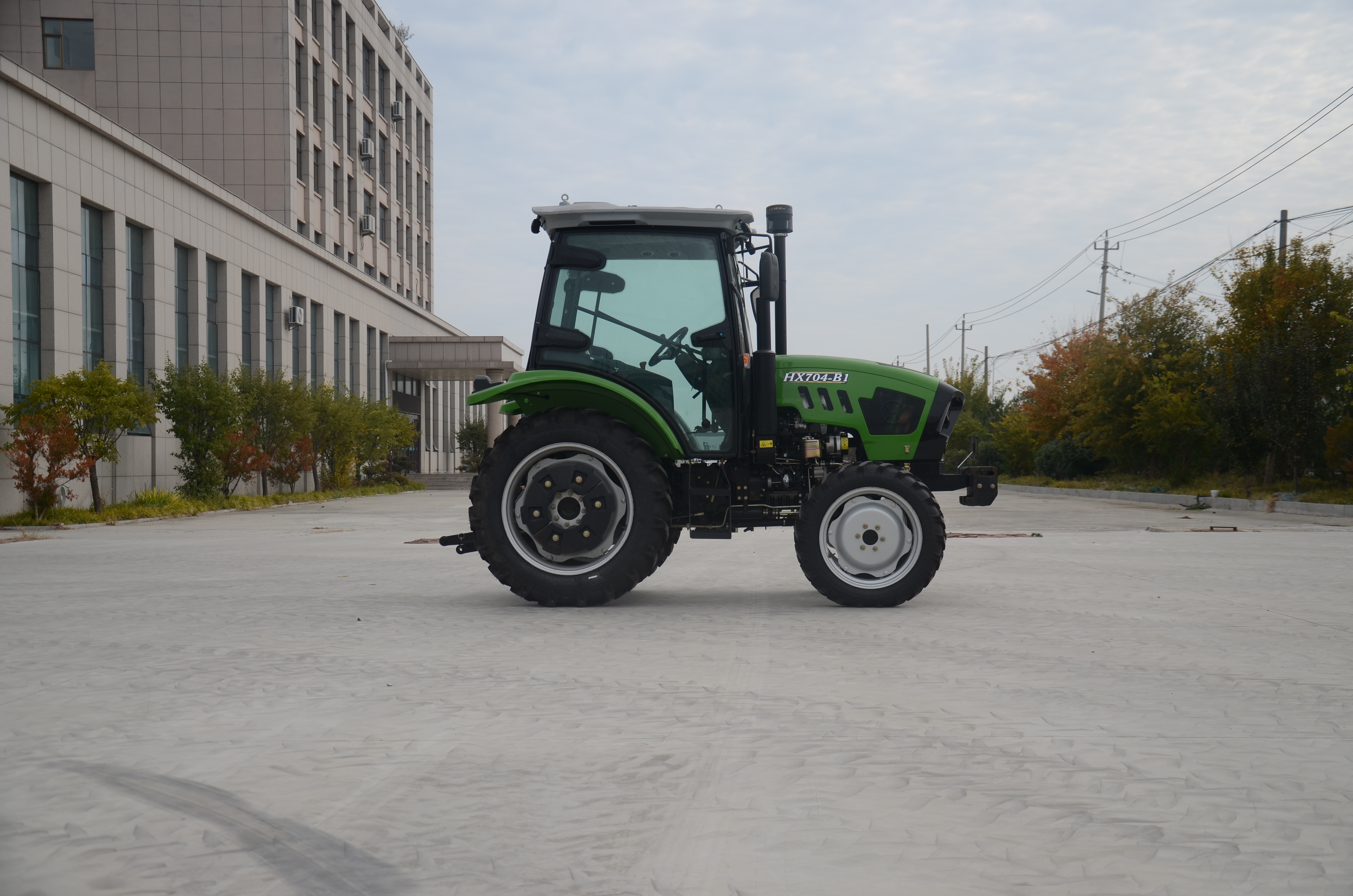 Huabo 70HP 4x4 Diesel Agricultural Tractor with AC Cabin for Farm Work